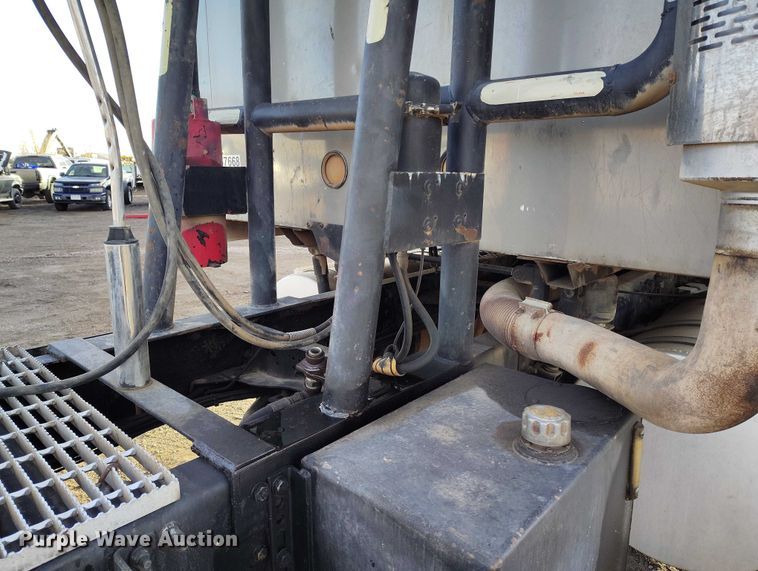 image for item IH9368 2005 Mack CXN 613 semi truck