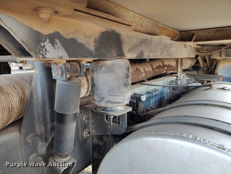 image for item IH9368 2005 Mack CXN 613 semi truck