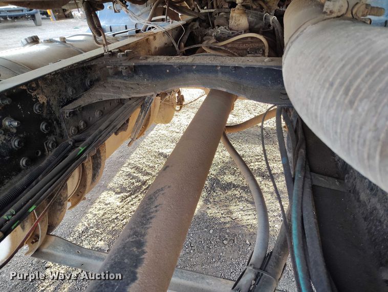 image for item IH9368 2005 Mack CXN 613 semi truck