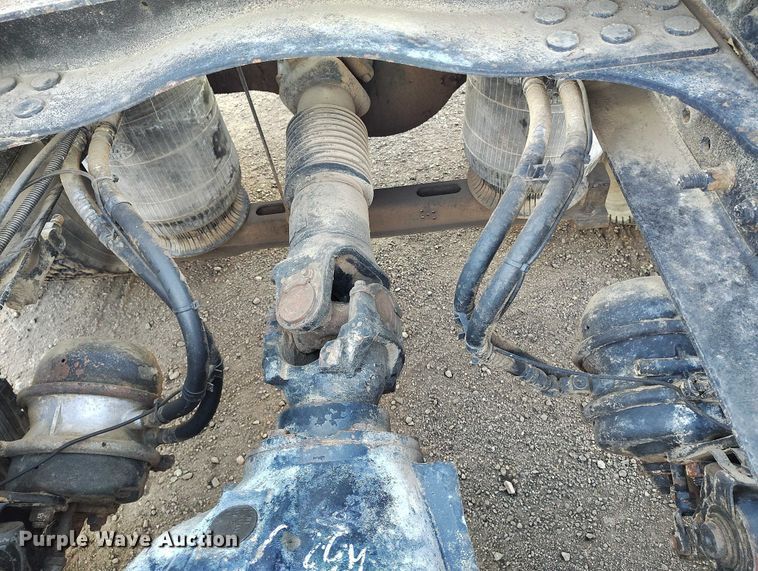 image for item IH9368 2005 Mack CXN 613 semi truck