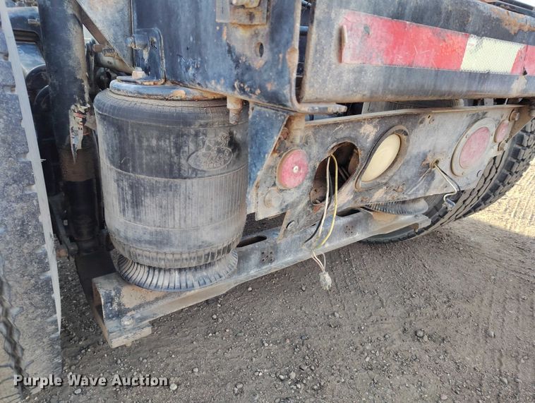 image for item IH9368 2005 Mack CXN 613 semi truck