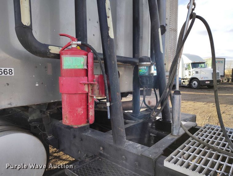 image for item IH9368 2005 Mack CXN 613 semi truck