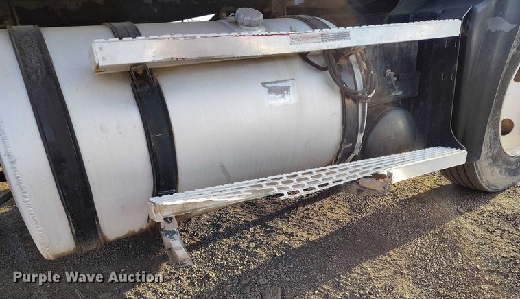 image for item IH9368 2005 Mack CXN 613 semi truck