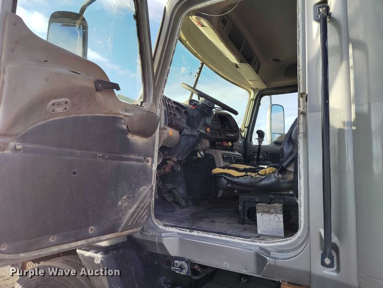 image for item IH9368 2005 Mack CXN 613 semi truck