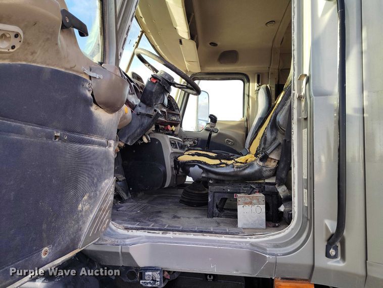 image for item IH9368 2005 Mack CXN 613 semi truck