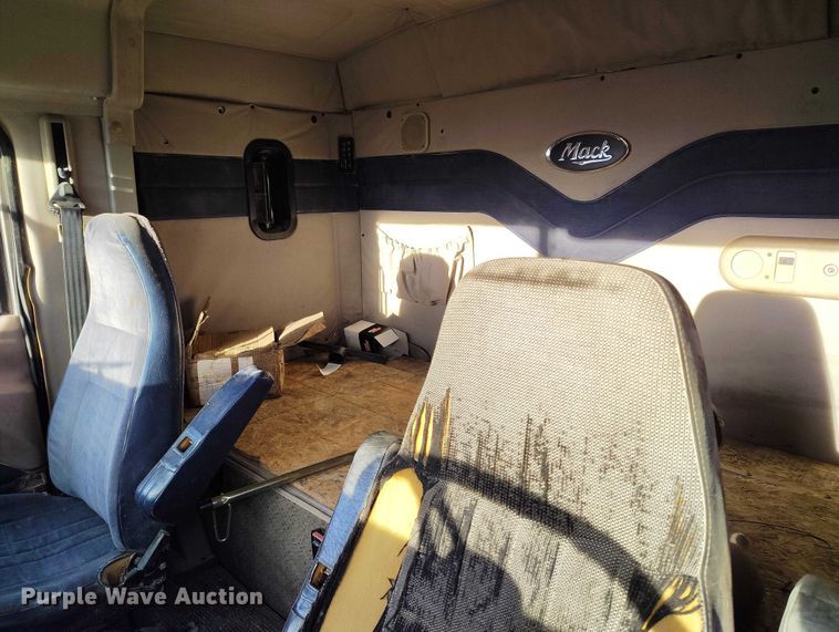 image for item IH9368 2005 Mack CXN 613 semi truck