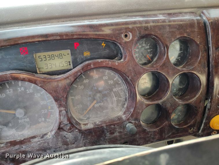 image for item IH9368 2005 Mack CXN 613 semi truck