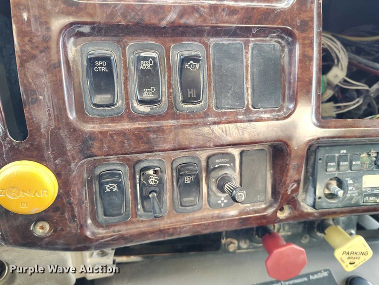 image for item IH9368 2005 Mack CXN 613 semi truck