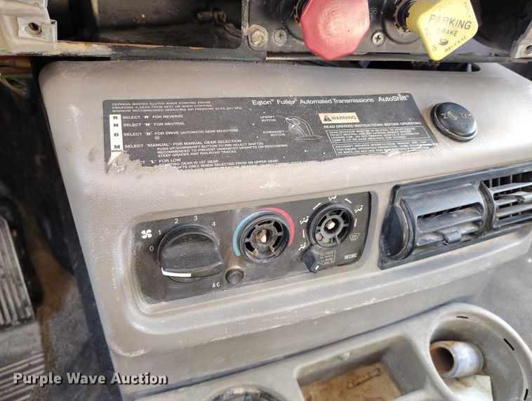 image for item IH9368 2005 Mack CXN 613 semi truck