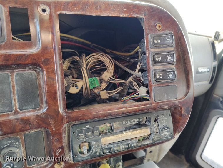 image for item IH9368 2005 Mack CXN 613 semi truck