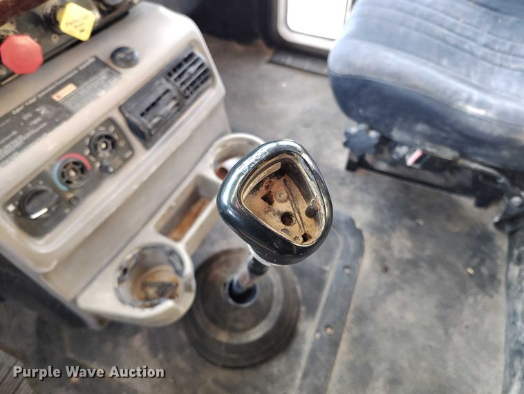 image for item IH9368 2005 Mack CXN 613 semi truck