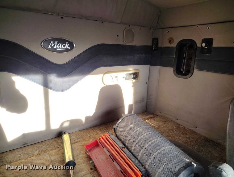 image for item IH9368 2005 Mack CXN 613 semi truck