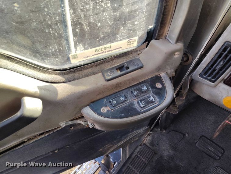 image for item IH9368 2005 Mack CXN 613 semi truck