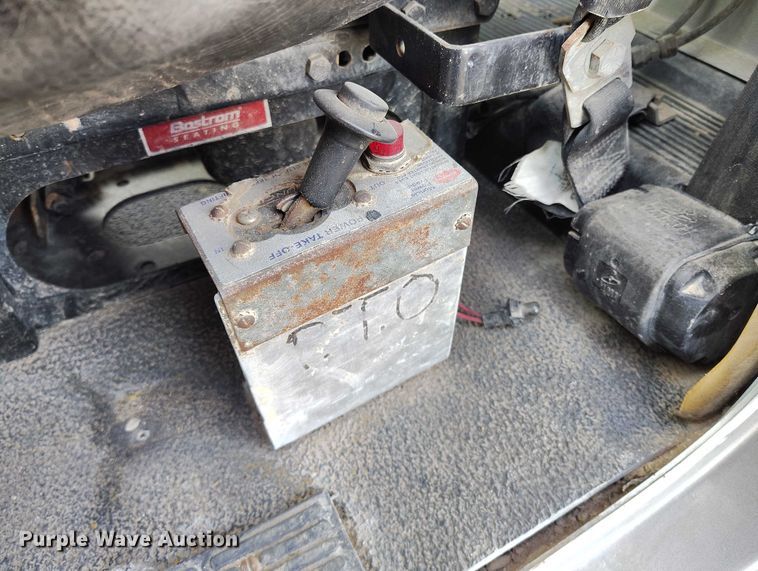 image for item IH9368 2005 Mack CXN 613 semi truck