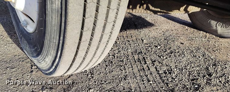 image for item IH9368 2005 Mack CXN 613 semi truck