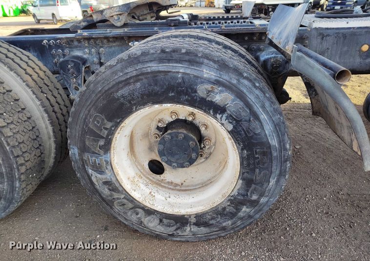 image for item IH9368 2005 Mack CXN 613 semi truck