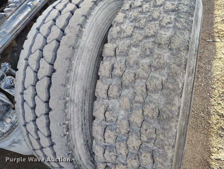 image for item IH9368 2005 Mack CXN 613 semi truck