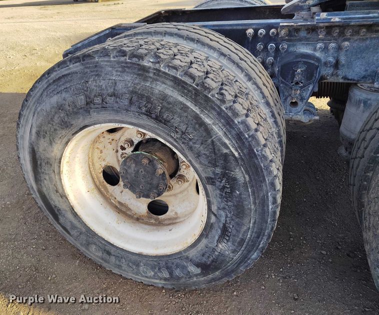 image for item IH9368 2005 Mack CXN 613 semi truck