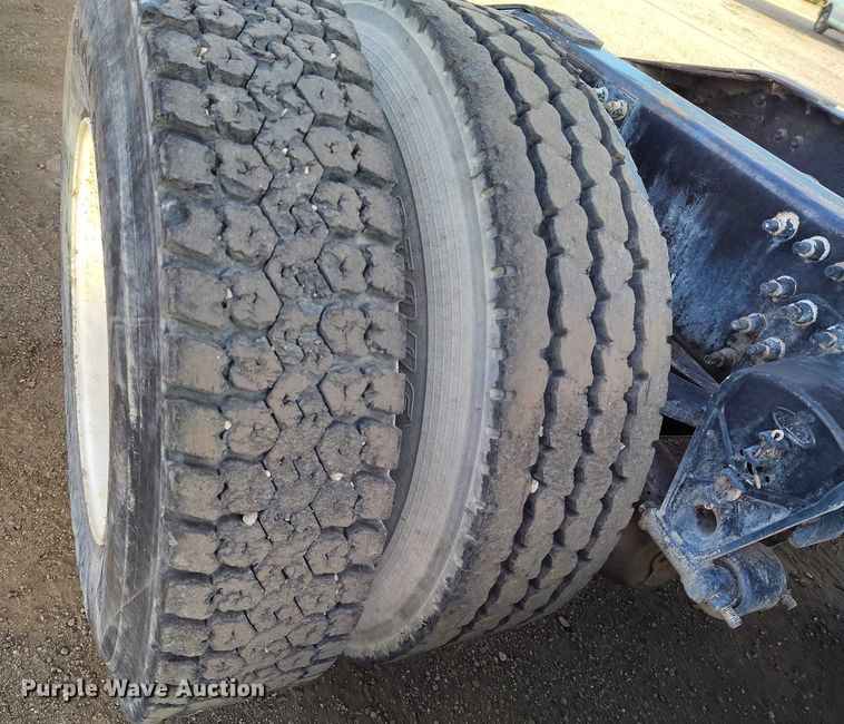 image for item IH9368 2005 Mack CXN 613 semi truck