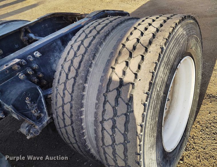 image for item IH9368 2005 Mack CXN 613 semi truck