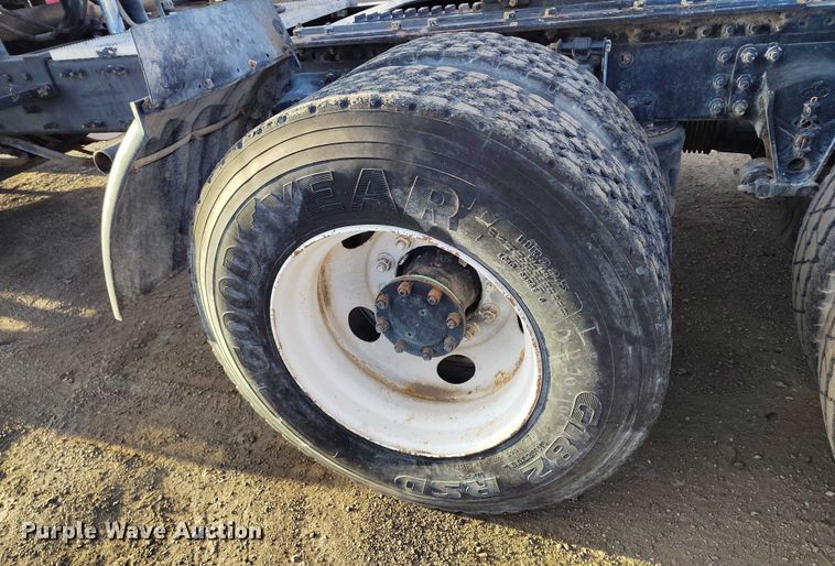 image for item IH9368 2005 Mack CXN 613 semi truck