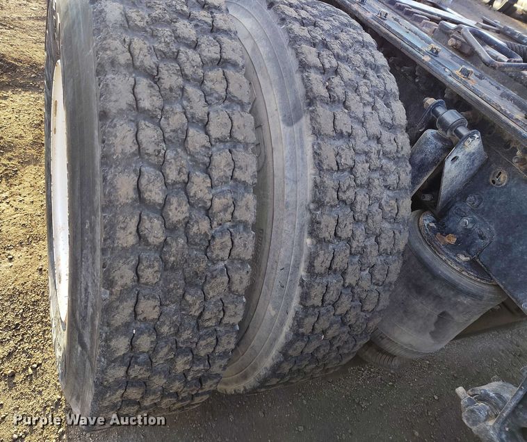 image for item IH9368 2005 Mack CXN 613 semi truck