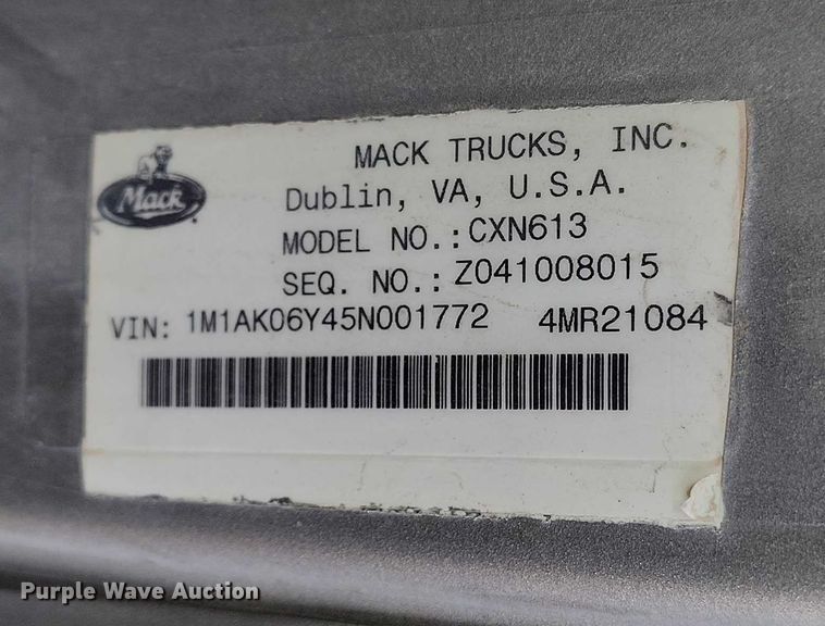 image for item IH9368 2005 Mack CXN 613 semi truck