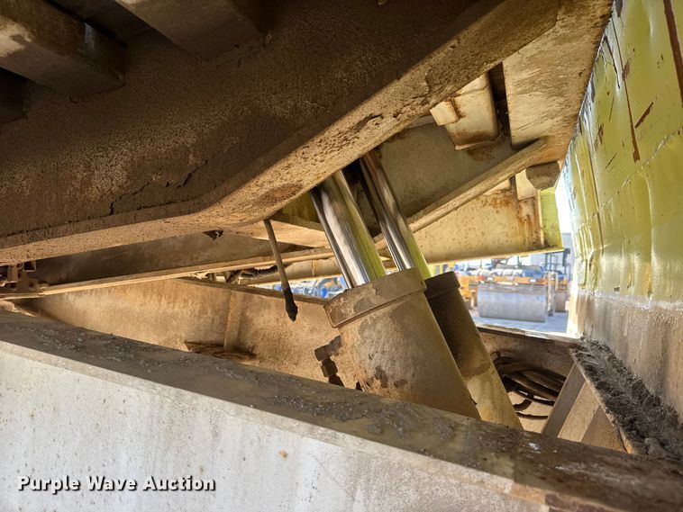 image for item NA9893 1997 Trail King SA Series drop tilt deck equipment trailer