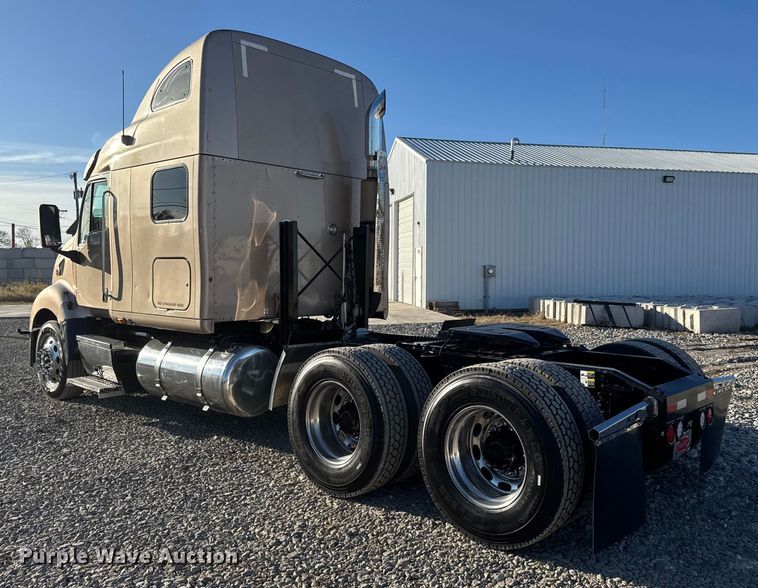 image for item NA9903 2004 Peterbilt 387 semi truck