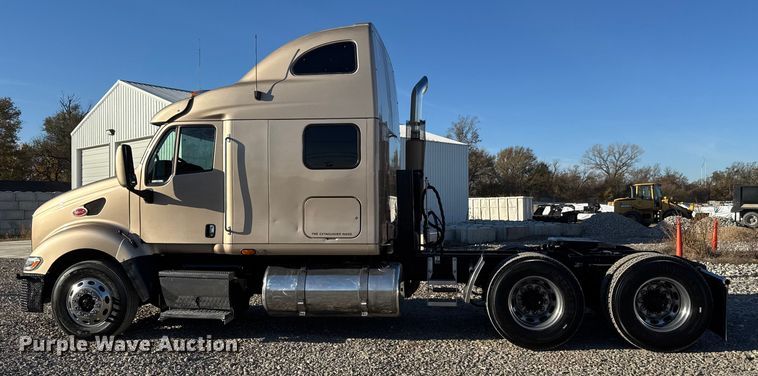 image for item NA9903 2004 Peterbilt 387 semi truck
