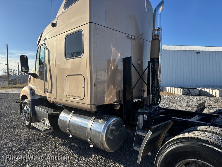 image for item NA9903 2004 Peterbilt 387 semi truck