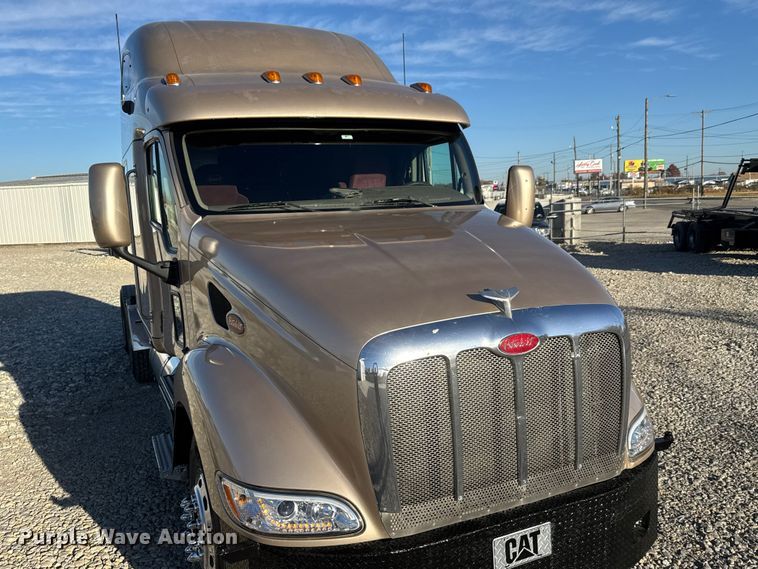 image for item NA9903 2004 Peterbilt 387 semi truck