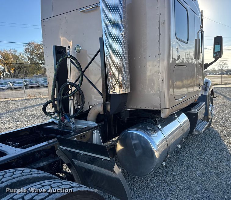 image for item NA9903 2004 Peterbilt 387 semi truck