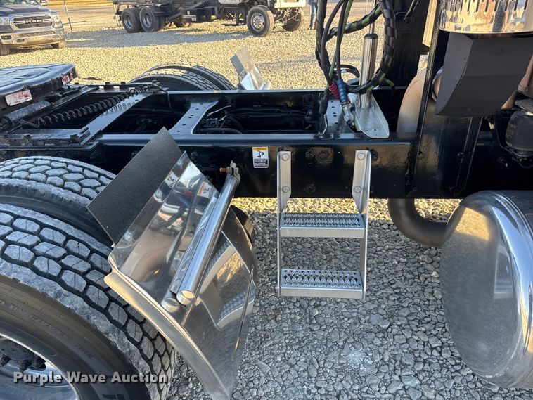 image for item NA9903 2004 Peterbilt 387 semi truck