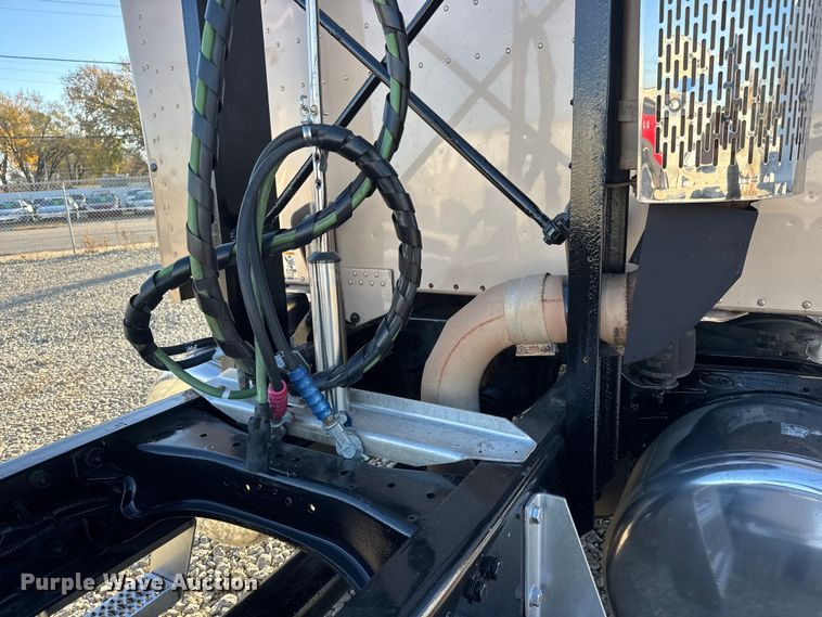 image for item NA9903 2004 Peterbilt 387 semi truck