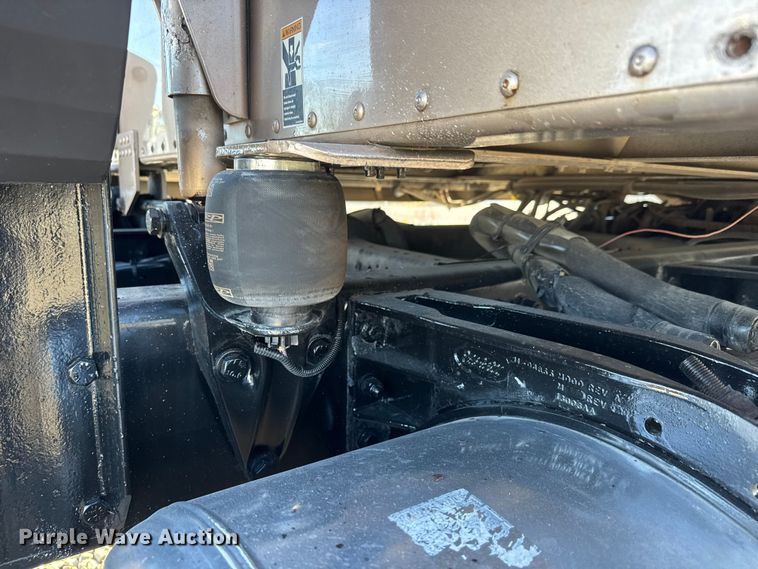 image for item NA9903 2004 Peterbilt 387 semi truck