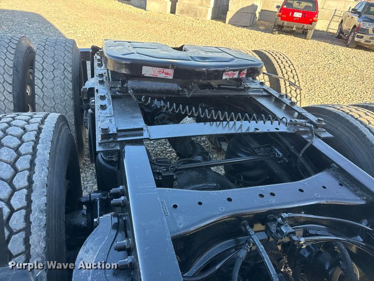 image for item NA9903 2004 Peterbilt 387 semi truck