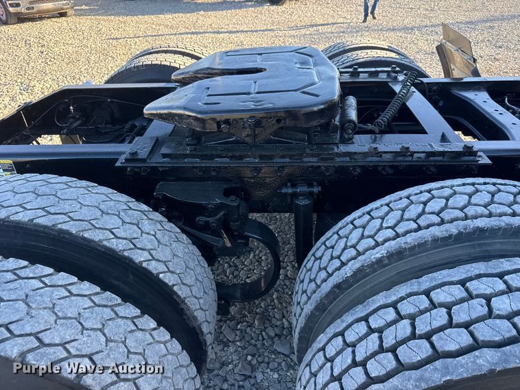 image for item NA9903 2004 Peterbilt 387 semi truck