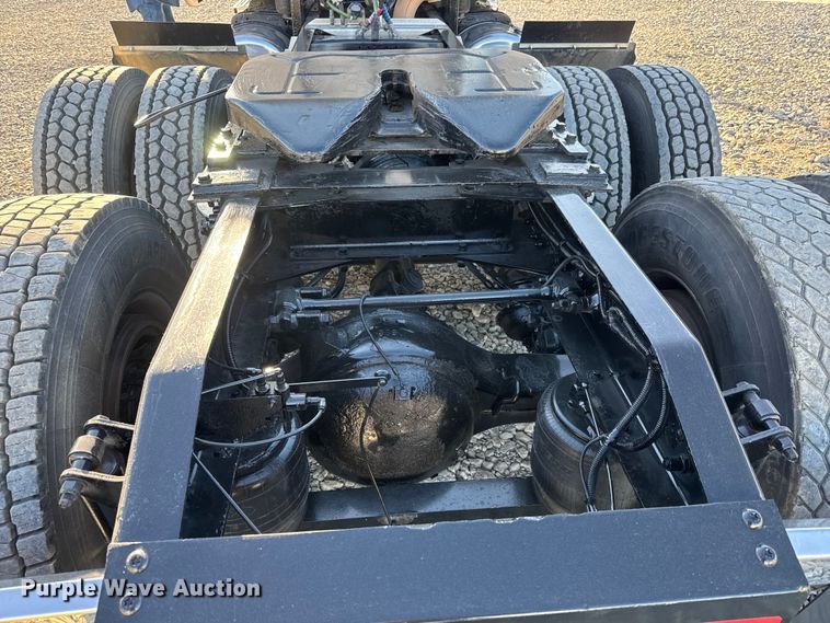 image for item NA9903 2004 Peterbilt 387 semi truck