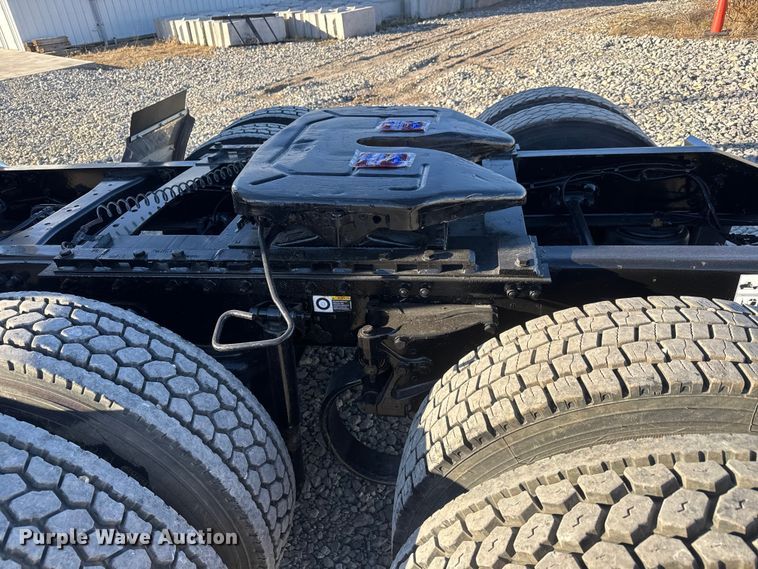 image for item NA9903 2004 Peterbilt 387 semi truck