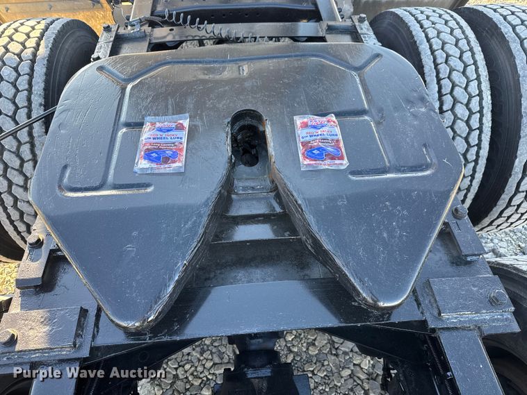 image for item NA9903 2004 Peterbilt 387 semi truck