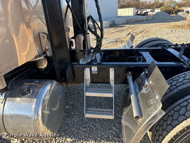 image for item NA9903 2004 Peterbilt 387 semi truck