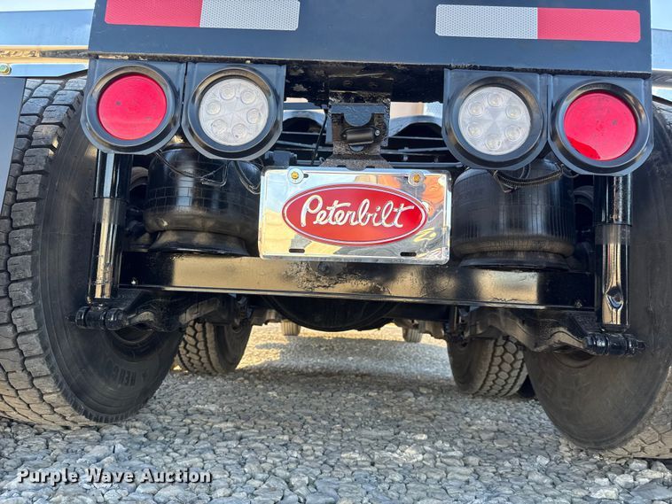 image for item NA9903 2004 Peterbilt 387 semi truck