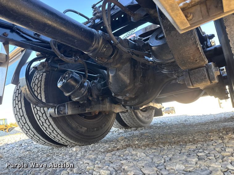 image for item NA9903 2004 Peterbilt 387 semi truck