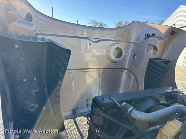 image for item NA9903 2004 Peterbilt 387 semi truck