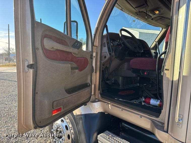 image for item NA9903 2004 Peterbilt 387 semi truck