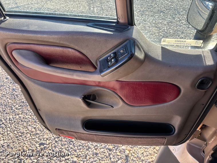 image for item NA9903 2004 Peterbilt 387 semi truck