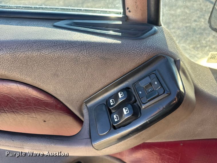 image for item NA9903 2004 Peterbilt 387 semi truck