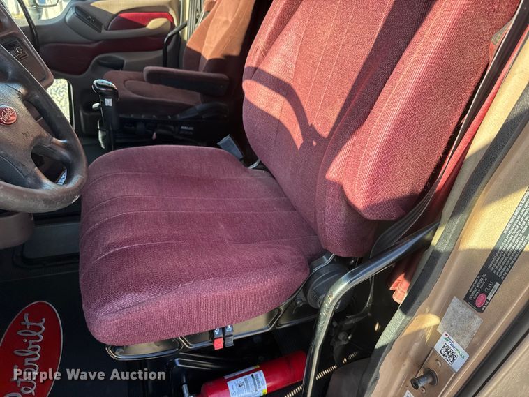 image for item NA9903 2004 Peterbilt 387 semi truck