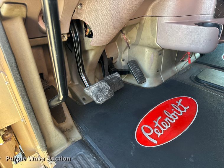 image for item NA9903 2004 Peterbilt 387 semi truck